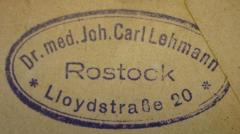 - (Lehmann, Johann Carl), Stempel: Name, Berufsangabe/Titel/Branche, Ortsangabe; 'Dr. med. Joh. Carl Lehmann
Rostock
* Lloydstraße 20 *'.  (Prototyp)