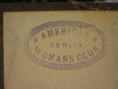 - (American Womans Club), Stempel: Name, Ortsangabe; 'American Womans Club Berlin'. 