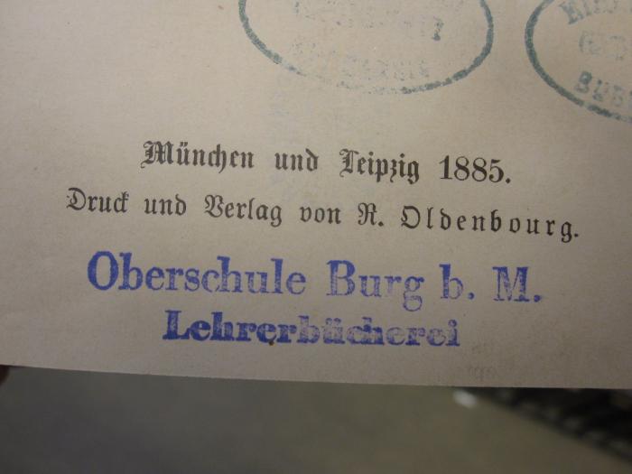 ZA;G 3409;1/1 ;54.1885: Historische Zeitschrift (1885);- (Oberschule Burg bei Magdeburg. Lehrerbücherei), Stempel: Berufsangabe/Titel/Branche, Ortsangabe; 'Oberschule Burg b. M. Lehrerbücherei'.  (Prototyp)