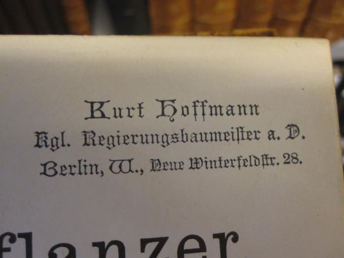 ZA 3234: Der Tropenpflanzer : Zeitschrift für tropische Landwirtschaft (1897 - 1904);43 / 186 (Hoffmann, Kurt), Stempel: Name, Ortsangabe; 'Kurt Hoffmann
Kgl. Regierungsbaumeister a.D.
Berlin, W, Neue Winterfeldst. 28'. 