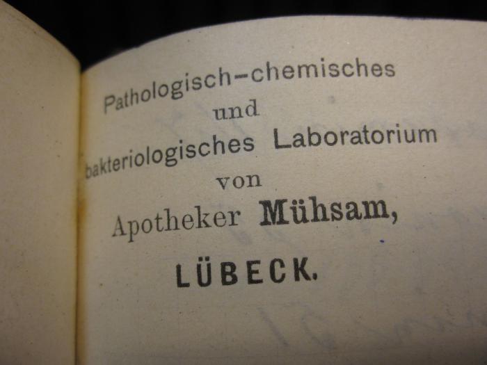 ZB 2296: Hoppe-Seyler's Zeitschrift für physiologische Chemie (1899);- (Mühsam, Siegfried), Papier: Name, Ortsangabe, Berufsangabe/Titel/Branche; 'Pathologisch-chemisches und bakteriologisches Laboratorium von Apotheker Mühsam, Lübeck.'. 