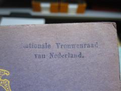 - (Nationale Vrouwenraad van Nederland), Stempel: Name, Ortsangabe; 'Nationale Vrouwenraad
van Nederland.'. 