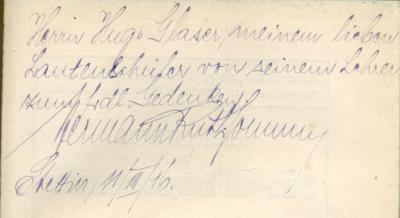 Do 41: Alte Musikinstrumente. Ein Leitfaden für Sammler (1916);J / 818 (Glaser, Hugo), Von Hand: Widmung; 'Herrn Hugo Glaser, meinem lieben Lautenschüler von seinem Lehrer um frdl. Gedenken Hermann Ruth-Sommer Stettin, 11/III/16'. 