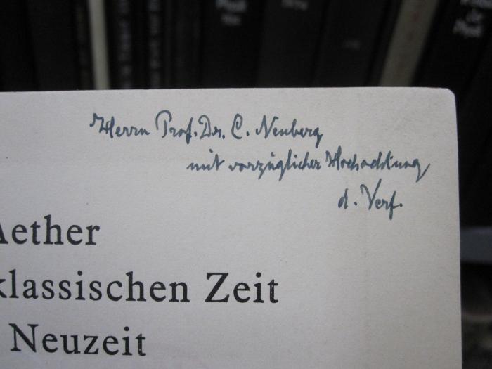Kc 202: Der Aether im Lichte der klassischen Zeit und der Neuzeit (1933);G45 / 3445 (Neuberg, Carl), Von Hand: Name, Widmung; 'Herrn Prof. Dr. C. Neuberg mit vorzüglicher Hochachtung d. Verf.'. 