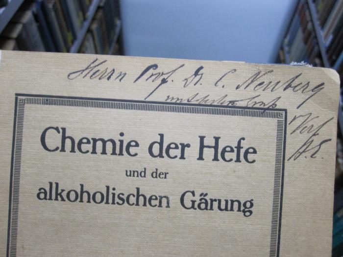 Kd 396: Chemie der Hefe und der alkoholischen Gärung (1915);G46 / 2420 (Neuberg, Carl), Von Hand: Name, Widmung; 'Herrn Prof. Dr. C. Neuberg mit bestem Gruß v Verf. H. E.'. 