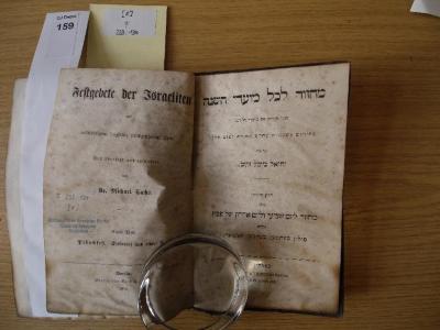 F 233 134 [8]: Festgebete der Israeliten : mit vollständigem, sorgfältig durchgesehenem Texte. Neu übersetzt und erläutert von Michael Sachs. 8. Theil. Peßachfest. Siebenter und achter Tag. 

 (1858)