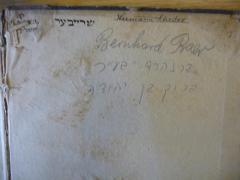 - (Schreiber, Hermann), Von Hand: Autogramm; 'Hermann Schreiber
שרייבער
[Schreiber]
Bernhard Baer
בערנהרד "בעייר
[Bernhard Baer]
ברוך בן יהודה  
[Barukh ben Yehuda]

(oben links)
Posen
ירושלים [Jerusalem]'. 