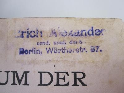 Kl 566 b: Repetitorium der Zahnheilkunde : Zugleich ein Examinatorium über sämtliche Hilfswissenschaften für die zahnärztliche Prüfung ; in Fragen und Antworten geordnet (1908);J / 604 (Alexander, Erich), Stempel: Name, Ortsangabe; 'Erich Alexander 
cand. med. dent. 
Berlin, Wörtherstr. 87.'.  (Prototyp)