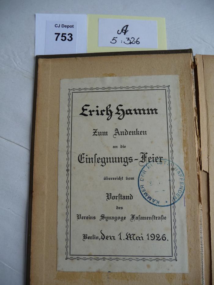 - (Hamm, Erich), Etikett: Widmung; 'Erich Hamm Zum Andenken an die Einsegnungs-Feier überreicht vom Vorstanddes vereins Synagoge Fasanenstraße Berlin, den 1. Mai 1926.'. 