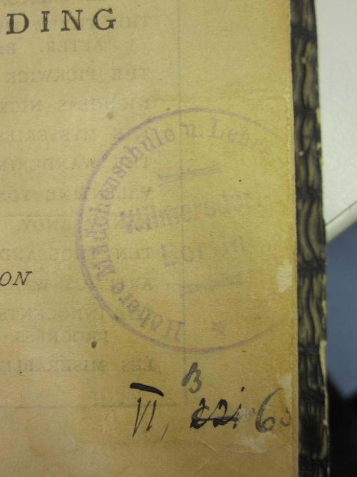 Cq 2554: The History of Tom Jones (o.J.);G48 / 1079 (Viktoria-Luisen-Schule Berlin-Wilmersdorf), Von Hand: Signatur; 'VI, 221'. ;G48 / 1079 (Viktoria-Luisen-Schule Berlin-Wilmersdorf), Von Hand: Signatur; 'B 6 [.]'. 