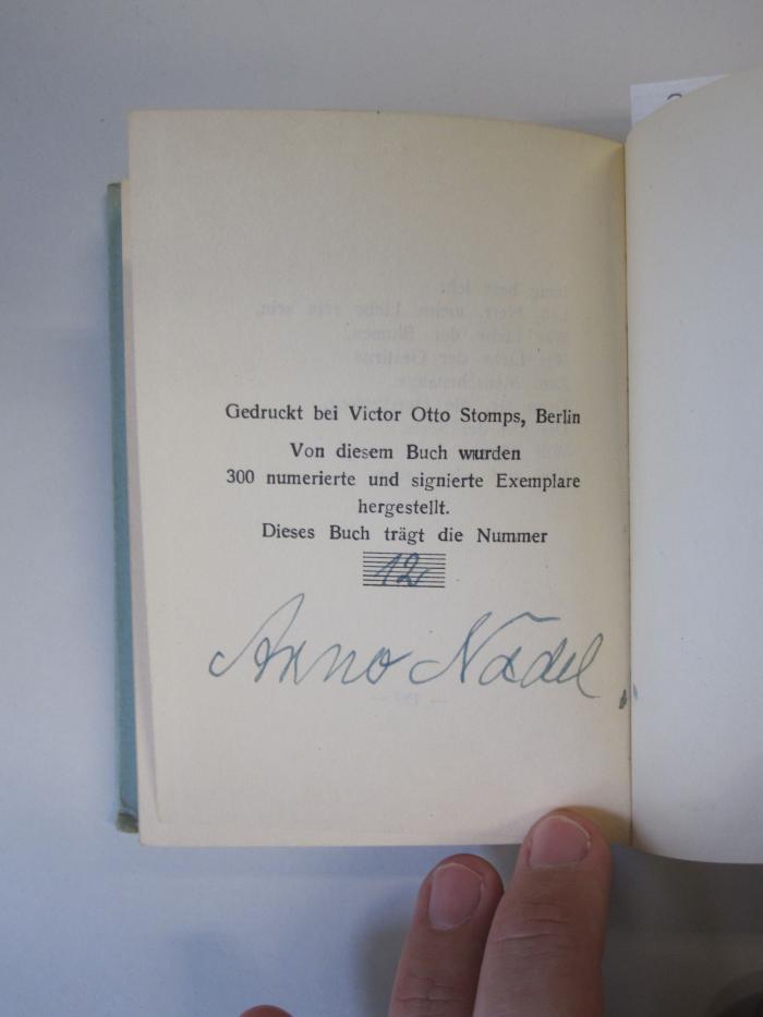 Rara 1036: Das Leben des Dichters von Arno Nadel (1935);- (Nadel, Arno), Von Hand: Autogramm; 'Arno Nadel'. ;- (Nadel, Arno), Von Hand: Exemplarnummer; '[Von diesem Buch wurden 300 nummerierte und signierte Exemplare hergestellt. Dieses Buch trägt die Nummer] 12'. 