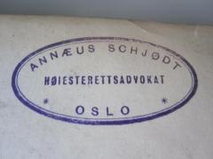 G46 / 1480 (Schjødt, Annæus), Stempel: Name, Ortsangabe; 'Annæus Schjødt
Høiesterettsadvokat
*Oslo*'.  (Prototyp)