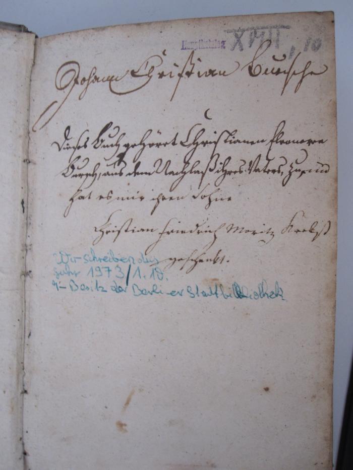 Kg 2720: Insecto Theologia, oder: Vernunft- und Schriftmäßiger Versuch/ wie ein Mensch durch aufmerksame Betrachtung derer sonst wenig geachteten Insecten zu lebendiger Erkenntniß und Bewunderung der Allmacht, Weißheit, der Güte und Gerechtigkeit des großen Gottes gelangen könne.  (1738);G45II / 2464, Von Hand: Notiz; 'Johann Christian [...]
dieses Buch gehört Christianen Elenore Bur[...],
aus dem Nachlaß ihres Vaters, [..], hat es mir ihr Sohn Christian Friedrich Moritz S[...] geschenkt.
';G45II / 2464 (unbekannt), Stempel: Signatur; 'Hauptkatalog [XVIII, 10]'. 