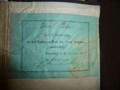 - (Bär, Paul), Etikett: Widmung; 'Paul Bär
zur Erinnerung an den Synagogen-Chor der Isael. Religionsgesellschaft
Frankfurt a. M., Dezember 1907
Der Chordirigent:
[...] Sonnenberger'. 
