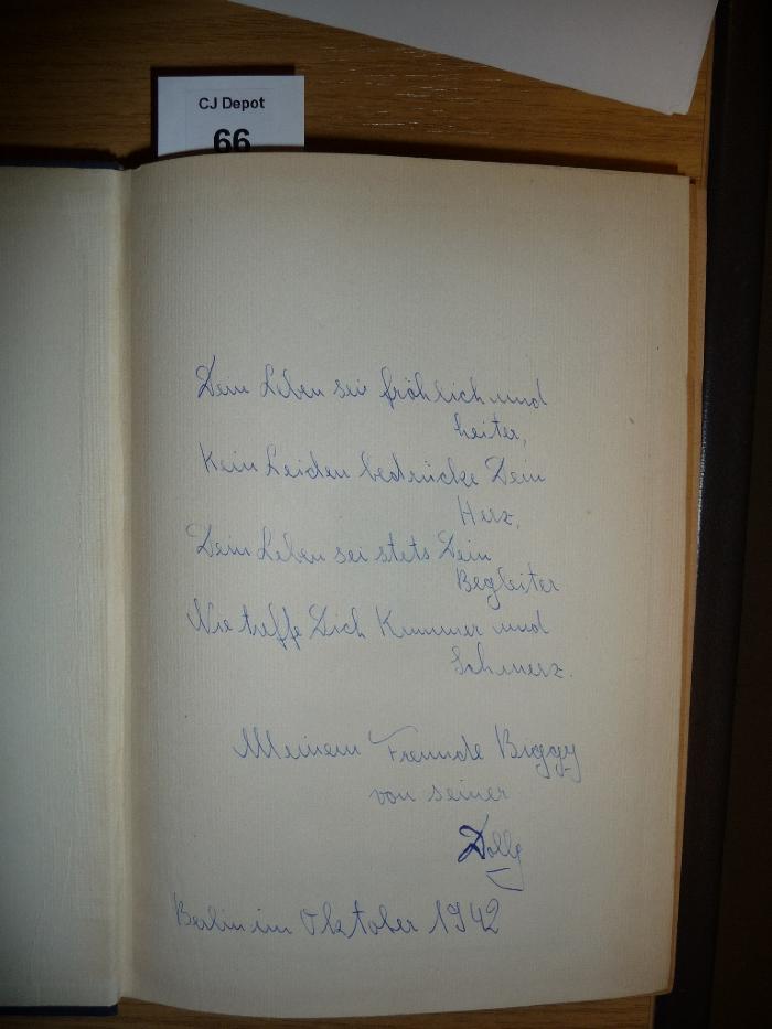 - (Israel, Doris;Gierow, Gerhard), Von Hand: Widmung; 'Dein Leben sei fröhlich und heiter, kein Leiden bedrücke Dein Herz, Dein Leben sei stets Dein Begleiter, nie treffe Dich Kummer und Schmerz.
Meinem Freunde Biggy von seiner Dolly
Berlin im Oktober 1942'. 