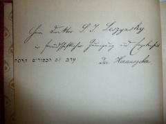 - (Leszynsky, Sally[?] I.), Von Hand: Widmung; 'Herrn Direktor S. I. Leszynsky in freundschaftlicher Zuneigung und Ergebenheit
Der Herausgeber
Erev Jom ha-Kippurim 668 [17.09.1907]'. 