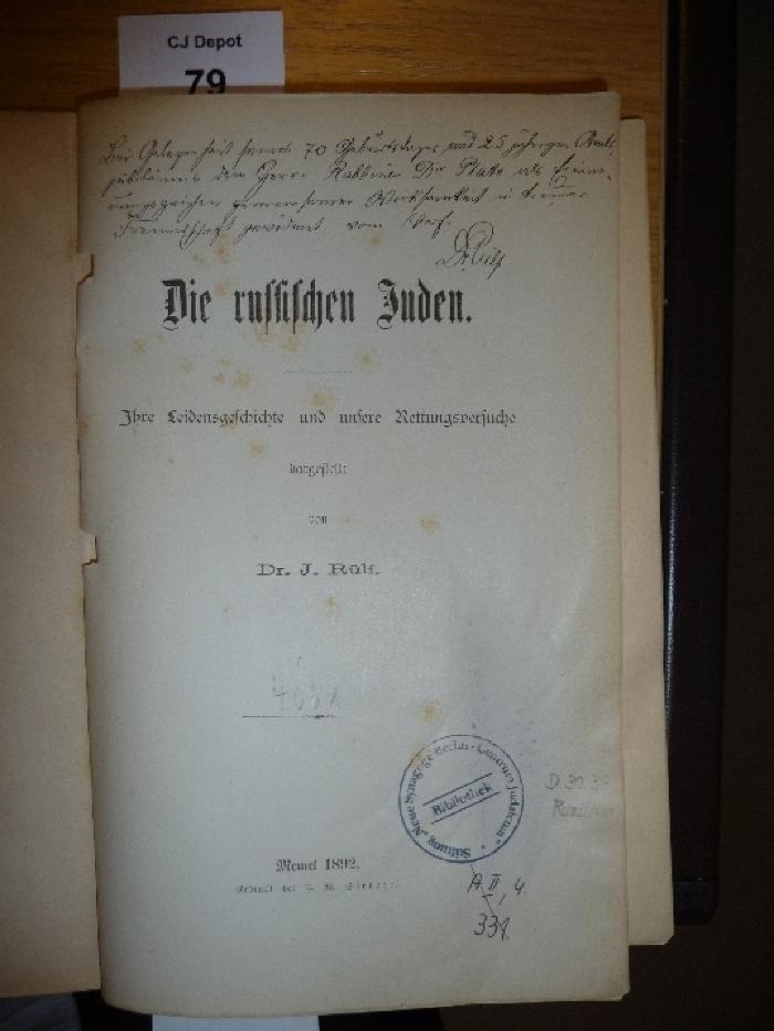 - (Plato, Hirsch), Von Hand: Widmung; 'Bei Gelegenheit seiner 70 Geburtstages und 25jährigen Amtsjubiläums dem Herrn Rabbiner Dr. Plato als Erinnerungszeichen gemeinsamer Wirksamkeit in treuer Freundschaft gewidmet vom Verf.
Dr. Rülf'. 