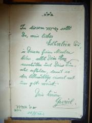 - ([?], Gabriel;[?], Esther), Von Hand: Widmung; 'Be-esrat ha-Shem [Mit Hilfe Gottes] In diesem Siddur sollst Du, mein liebes Estherlein, in Deinen freien Minuten beten, sollst Dein Herz ausschütten und Deine Wünsche erflehen,
damit es der Allmächtige einmal mit uns gut meint. Dein treuer Gawriel.
26.4.1942'. 