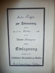 - (Putzel, Julie), Etikett: Widmung; 'Julie Putzel zur Erinnerung an die am 3ten Oktober 1926 in der Neuen Synagoge erfolgte Einsegnung überreicht von der Jüdsichen Gemeinde zu Berlin. 
Dr. M. Warschauer, Rabbiner'. 