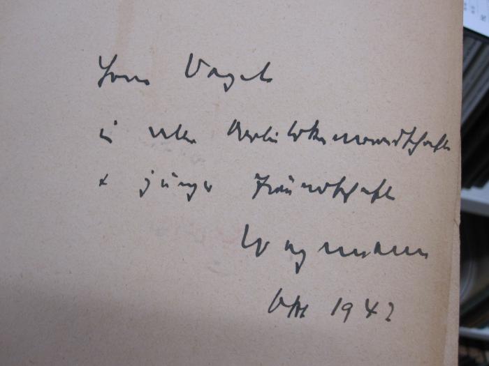 Gk 30 b: Narrenspiegel der Statistik : Die Umrisse eines statistischen Weltbildes ([1942]);G46 / 1187 (Vogel, Hans;Wagemann, Ernst), Von Hand: Name, Datum, Widmung; 'Hans Vogel
 in [...] 
+ junger Freundschaft
Wagemann
Okt 1942'. 
