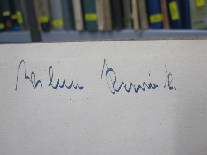 Hn 268 1928: Der Unfug des Lebens : Unfug des Sterbens II. Teil ; ausgewählte Essays (1928);G46 / 3436 (unbekannt), Von Hand: Autogramm, Name; 'W[...] R[...]'. 