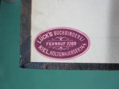 G45 / 3343 (Lück's Buchbinderei (Kiel)), Etikett: Buchbinder, Name, Ortsangabe; 'Lück's Buchbinderei
Kiel, Holtenauerstr. 14
Fernruf 2289'.  (Prototyp)