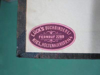 Hn 249: Kritik der sogenannten praktischen Erkenntnis : zugleich Prolegomena zu einer Kritik der Rechtswissenschaft (1933);G45 / 3343 (Lück's Buchbinderei (Kiel)), Etikett: Buchbinder, Name, Ortsangabe; 'Lück's Buchbinderei
Kiel, Holtenauerstr. 14
Fernruf 2289'.  (Prototyp)