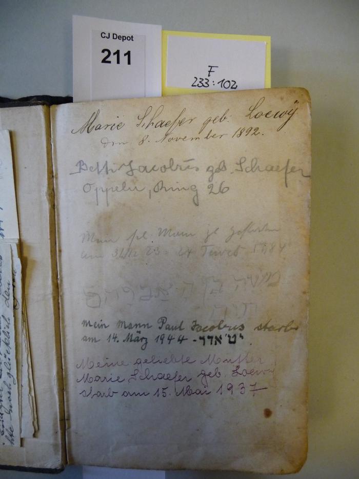 - (Jacobus, Betty), Von Hand: Notiz; 'Mein sel. Mann ... gestorben am 31.12.53 = 24. Tewet 5684
Moshe ben H. Efraim Chaim'. 
