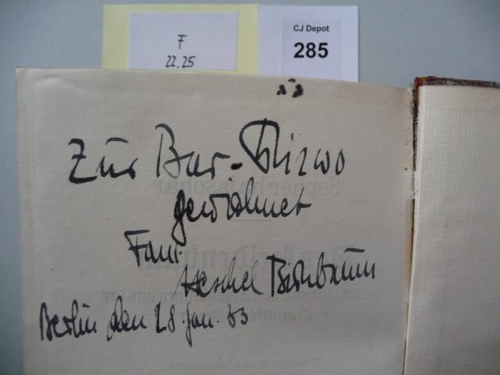 - (Birnbaum, Heschel), Von Hand: Widmung; 'B[esrat] H[a-Shem]
Zur Bar-Mizwo
gewidmet
Fam. Heschel Birnbaum
Berlin, den 28. Jan. 1933'. 
