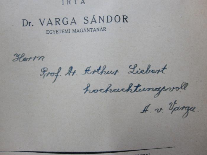 Hn 278: Rickert Henrik filozófiája : a modern értékfilozófia alapvetése (1931);G46 / 3867 (Liebert, Arthur;Varga von Kibéd und Makfalva, Alexander), Von Hand: Name, Widmung; 'Herrn Prof. Dr. Arthur Liebert hochachtungsvoll
A. v. Varga.'. 