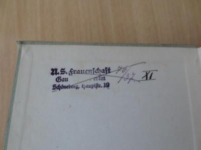 Fe 291: 80 Jahre Frauenbewegung : 1849 - 1928 ([1928]);G46 / 3498 (N.S.-Frauenschaft Gau Berlin), Stempel: Name, Ortsangabe, Signatur, Inventar-/ Zugangsnummer; 'NS-Frauenschaft
Gau Berlin
Schöneberg, Hauptstr. 19
[76/37 XI]'. 