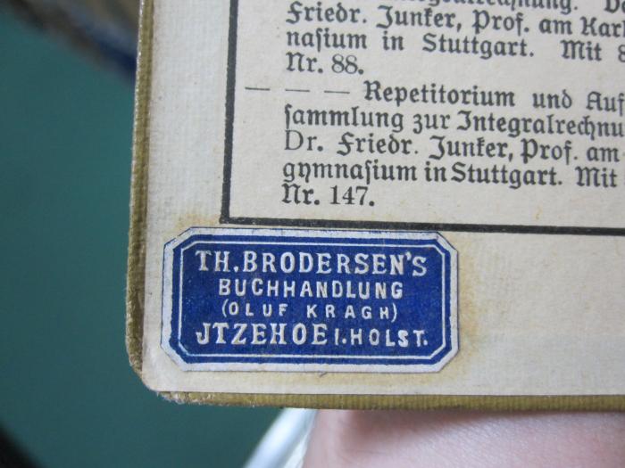 I 8122 1: Quellenkunde der deutschen Geschichte : Erster Band (1906);G46 / 1280 (Th. Brodersen's Buchhandlung (Oluf Kragh) Itzehoe i. Holst.), Etikett: Buchhändler, Name, Ortsangabe; 'Th. Brodersen's
Buchhandlung
(Oluf Kragh)
Itzehoe i. Hols.'.  (Prototyp)