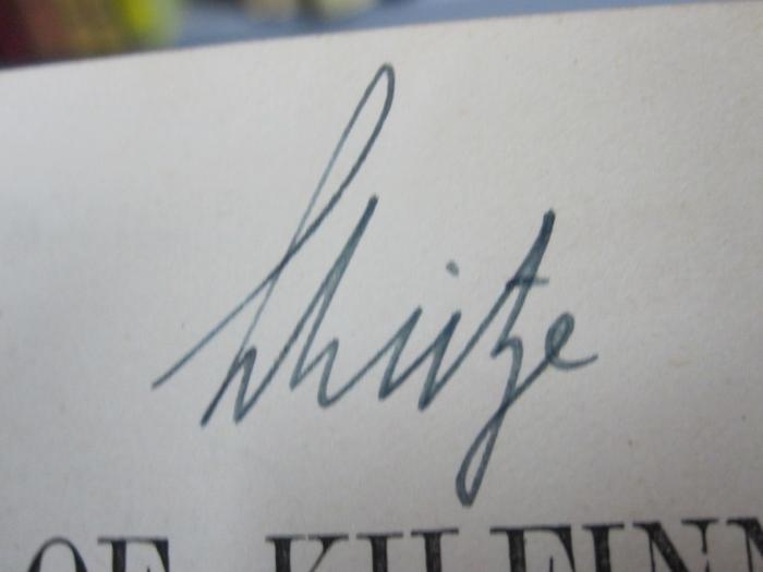 Cw 81: The heir of Kilfinnan : a tale of the shore and ocean ([1889]);G45 / 3370 (Schütze, Albrecht), Von Hand: Autogramm, Name; 'Schütze'. 