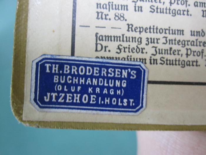 I 31917 2.Ex.: Spanische Geschichte (1905);G46 / 1308 (Th. Brodersen's Buchhandlung (Oluf Kragh) Itzehoe i. Holst.), Etikett: Buchhändler, Name, Ortsangabe; 'Th. Brodersen's
Buchhandlung
(Oluf Kragh)
Itzehoe i. Holst.'. 