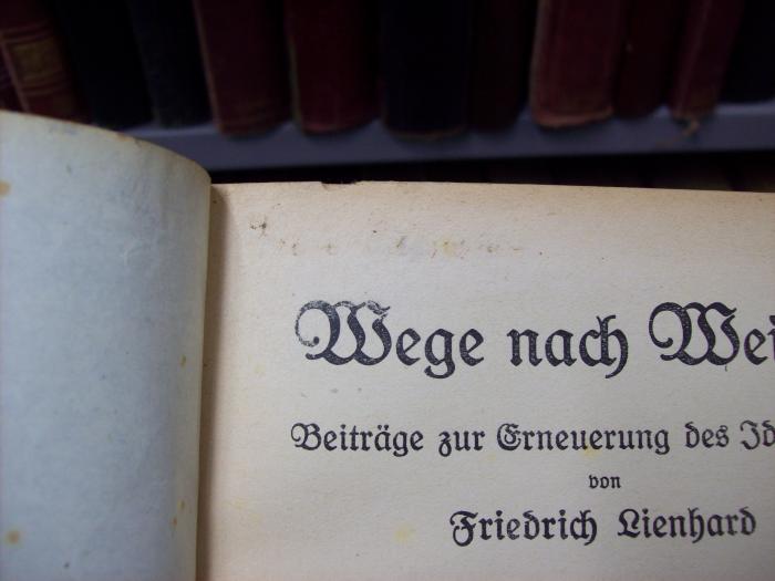 III 10015 2. Ex: Wege nach Weimar : Beiträge zur Erneuerung des Idealismus (1921);G46 / 4130 (unbekannt), Von Hand: Autogramm, Name; '[...]'. 