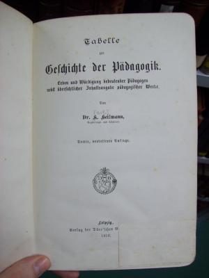 XV 580 c: Tabelle zur Geschichte der Pädagogik : Leben und Würdigung bedeutender Pädagogen nebst übersichtlicher Inhaltsangabe pädagogischer Werke (1910)