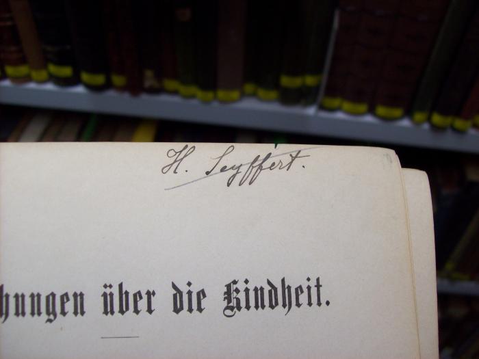 XV 2841 2. Ex.: Untersuchungen über die Kindheit: Psychologische Abhandlungen für Lehrer und gebildete Eltern (1897);G46 / 1566 (Seyffert, H.), Von Hand: Name, Autogramm; 'H. Seyffert.'. 