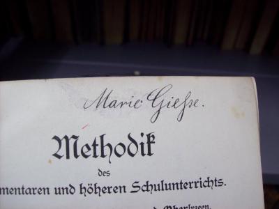 XV 13929 2. Ex.: Methodik des elementaren und höheren Schulunterrichts für den Gebrauch in Seminaren und Oberlyzeen: Teil III: Methodik des französischen und englischen Unterrichts in höheren Lehranstalten jeder Art (1913);G46 / 1905 (Giehse, Marie), Von Hand: Name, Autogramm; 'Marie Giehse'. 