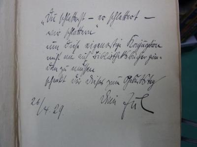 XVI 2650 c, 1: Die Evangelien und die Apostelgeschichte (1922);G46 / 1133 ([?], Jul[?]), Von Hand: Name, Datum, Widmung; '"du schlatterst - er schlattert - wir schlattern"
um diese eigenartige Konjugation nicht nur auf Bibliotheksbücher gründen zu müssen schenkt dir dieses zum Geburtstag dein Jul
26/4.29.'. 