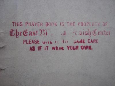 - (The East Midwood Jewish Center), Stempel: -; 'This Prayer Book is the Property of
The East Midwood Jewish Center
Please giv[.] [...] same care as if it were your own'. 