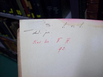 V 611 2. Ex.: Grundzüge der deutschen Rechtsgeschichte (1901);G46 / 3975 ([...]der, [?]), Von Hand: Name, Autogramm, Datum; '[...]der. 
S. 02. S.
stud. jur. 

'. ;G46 / 3975 (unbekannt), Von Hand: Signatur, Datum, Nummer; 'Kat. No. F. IV.
92.'. 