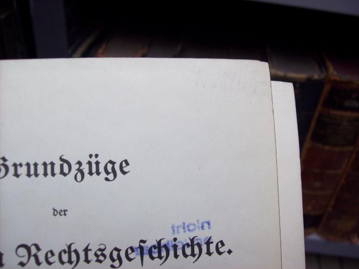 V 611 e: Grundzüge der deutschen Rechtsgeschichte (1912);G46 / 3391 (Hiller, Walter), Von Hand: Name, Autogramm; 'W. Hiller'. 