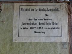 - (Israelitisch-Theologische Lehranstalt in Wien. Bibliothek), Etikett: Berufsangabe/Titel/Branche, Datum, Ortsangabe, Name; 'Bibliothek der Isr.-theolog. Lehranstalt Nr.- Aus der vom Vereine "Oesterreichisch Israelitische Union" in Wien 1892 1893 veranstalteten Sammlung
'.  (Prototyp)