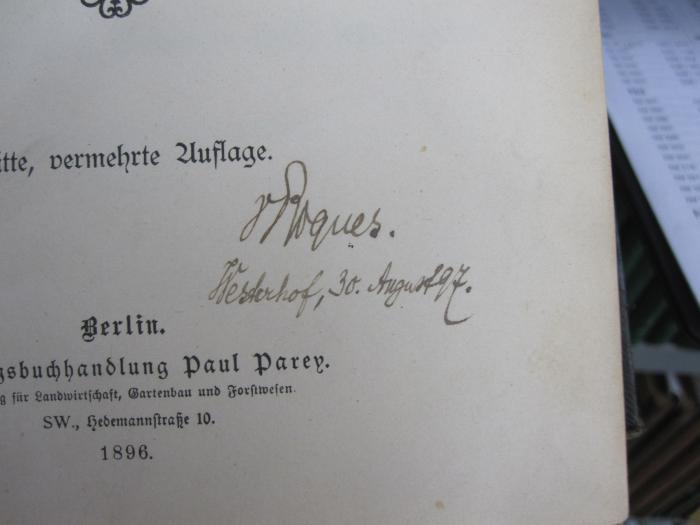 Nc 344 c: Landwirtschaftliche Sünden : Fehler im Betriebe (1896);G45 / 1192 (Roques[?], S.[?]), Von Hand: Autogramm, Name, Ortsangabe, Datum; 'S Roques.
Westerhof, 30. August 97.'. 