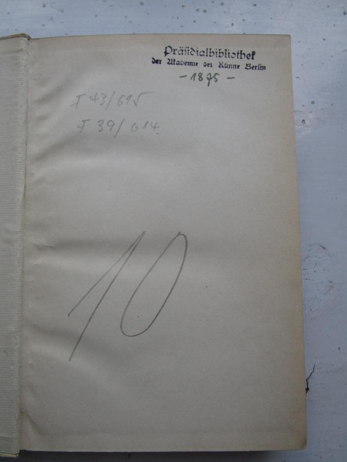 G45 / 2221 (Bergungsstelle 010, Bibliothek des Victoria Studienhauses (NS-Studentenbund)), Von Hand: Nummer; '10'. ;G45 / 2152 (unbekannt), Von Hand: Inventar-/ Zugangsnummer, Nummer; 'F 43 / 615
F 39 / 614.'. ;Oi 112 3,1: Die Museen in Bayern (1939)