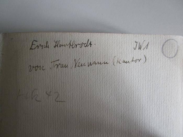 Hk; 42; 3.Ex.;: Der Mensch und das Werk : Zeugnisse / Briefe / Gespräche (1929);G45II / 133 (Hartbrodt, Erich;Neumann (Kantor), [?]), Von Hand: Autogramm, Name, Besitzwechsel, Nummer; 'Erich Hartbrodt. JW1 von Frau Neumann (Kantor)'. 