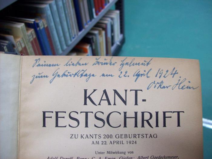 Hl 122 2.Ex.: Kant-Festschrift zu Kants 200. Geburtstag am 22. April 1924 (1924);G46 / 1836 (Hein, Oskar;Hein, Helmut), Von Hand: Name, Datum, Widmung, Notiz; 'Seinem Lieben Bruder Helmut zum Geburtstage am 22. April 1924 Oskar Hein'. 