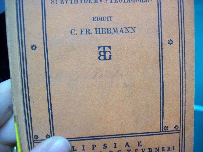 Hk 402: [Euthydemus protagoras] Platonis euthydemus protagoras (1926);G46 / 3772 (Salecker, Lotte), Von Hand: Autogramm, Name; 'Salecker [..]'. 