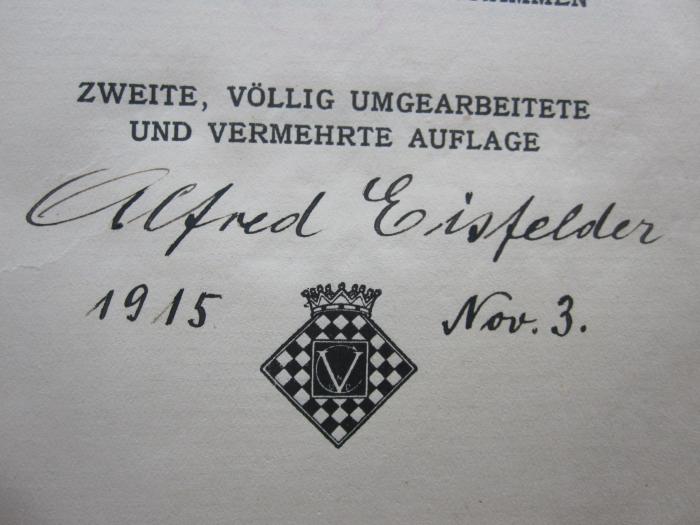 XI 5013 b: Schachstrategie : Einführung in den Geist der praktischen Partie (1914);G45 / 1783 (Eisfelder, Alfred), Von Hand: Autogramm, Name, Datum; 'Alfred Eisfelder
1915 Nov. 3.'. 