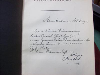 III 10649 b 1: Eine frohe Botschaft ([1913]);G46 / 1982 ([?], Berthel;[?], Gretel), Von Hand: Ortsangabe, Name, Datum, Widmung; 'Amsterdam Okt. 1914<br />
- Eine kleine Erinnerung liebes Gretel (Lottchen!) an unsere gemütlichen Plauderstündchen während Deines amsterdamer Aufenthalts.<br />
In treuer Freundschaft von deinem Berthel'. 
